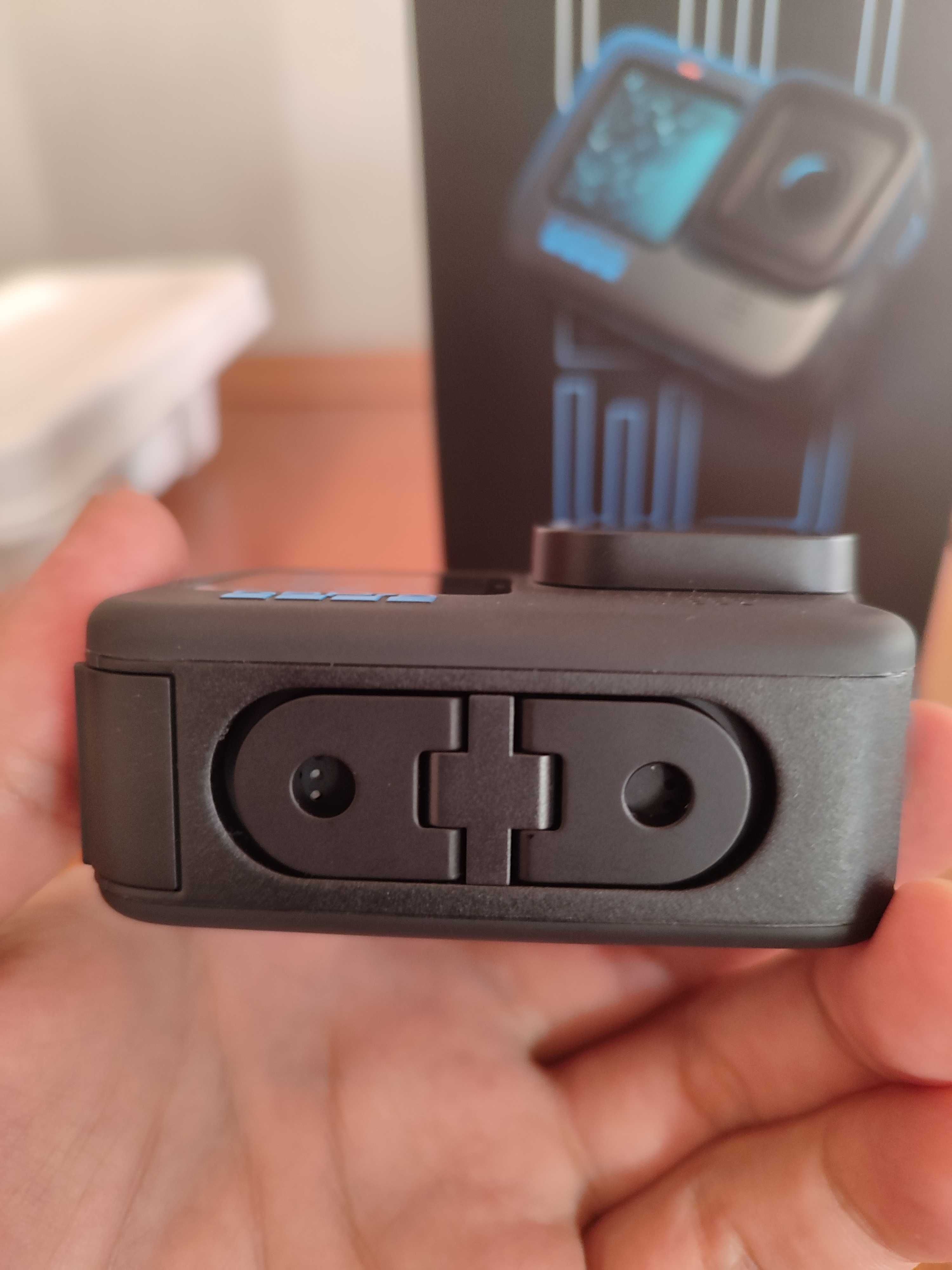 Vendo gopro 11 black e luz para a mesma igualmente novas