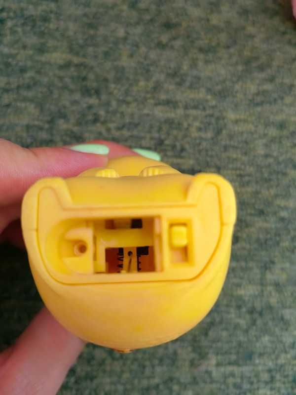 Figura Pikachu Pokémon a segurar livro Oferta do Pikachu Macdonalds