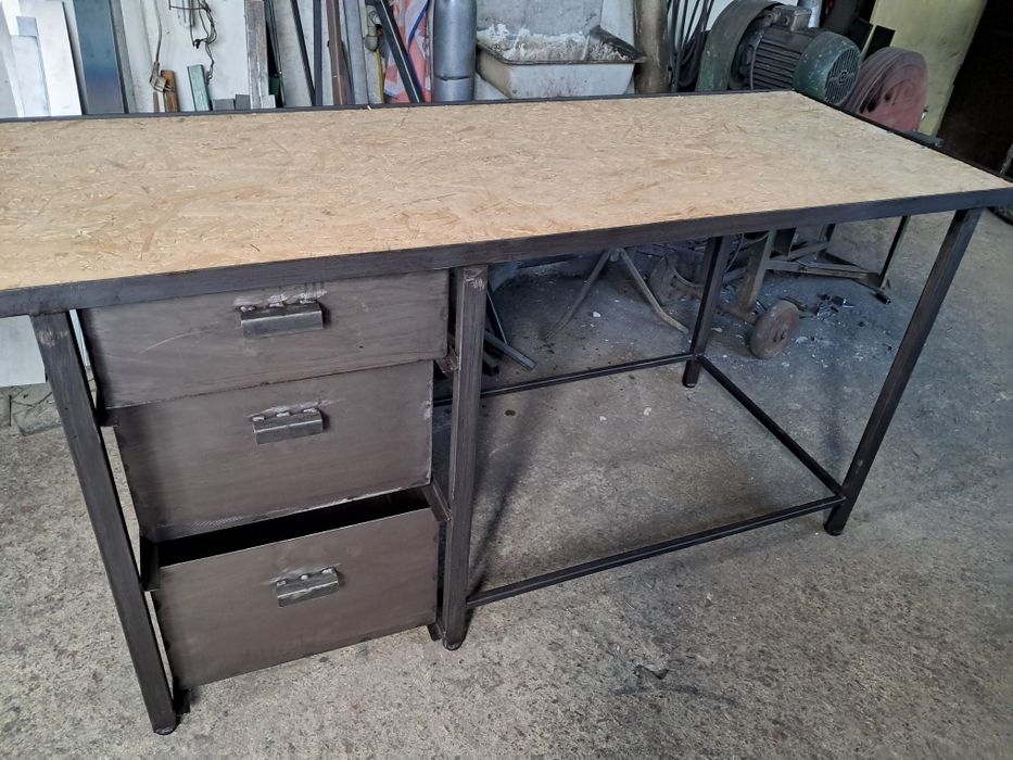 Stół warsztatowy z szufladami