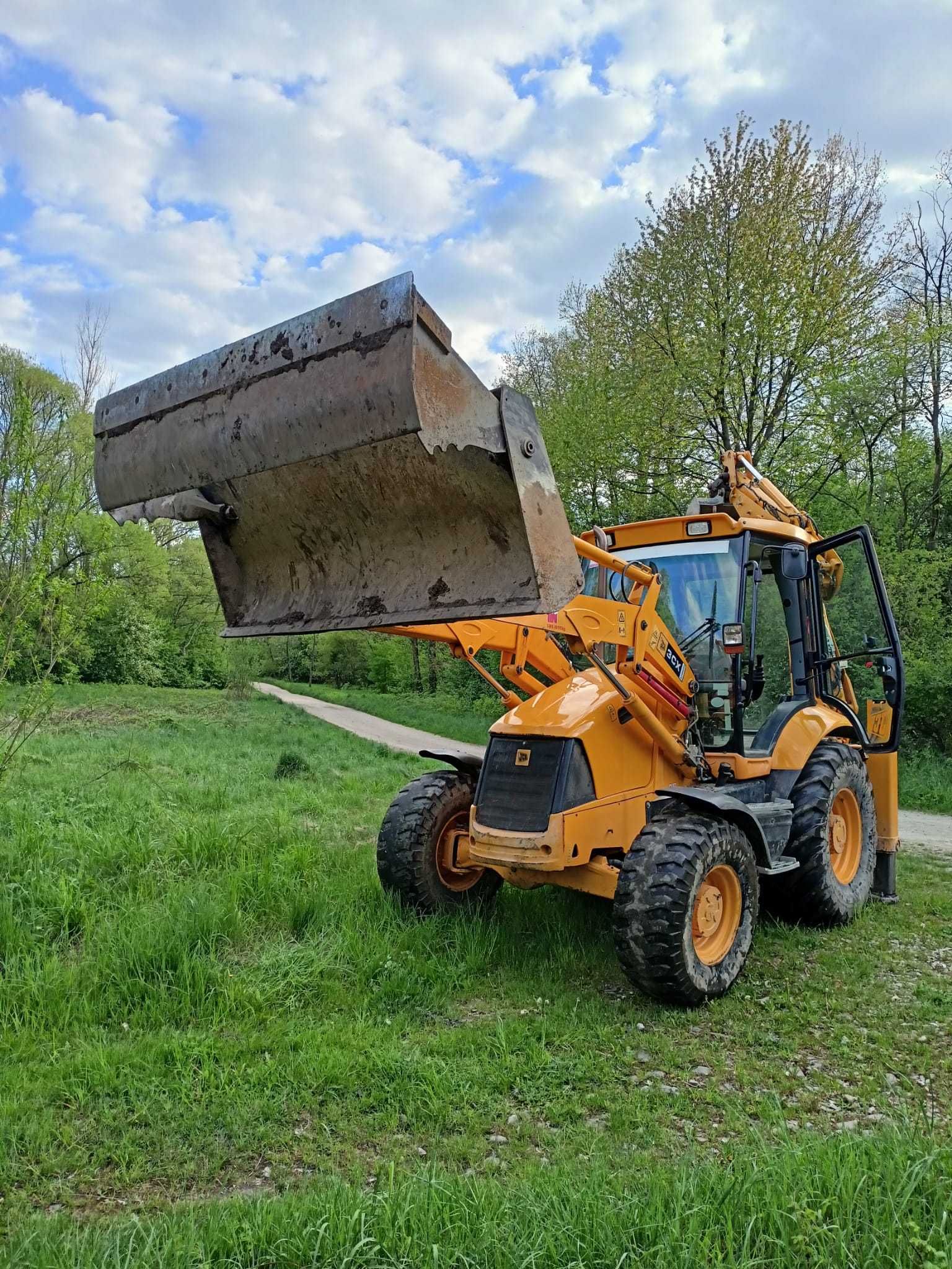 Usługi koparko-ładowarką JCB CX3, przyłącza, fundamenty, odwodnienia.