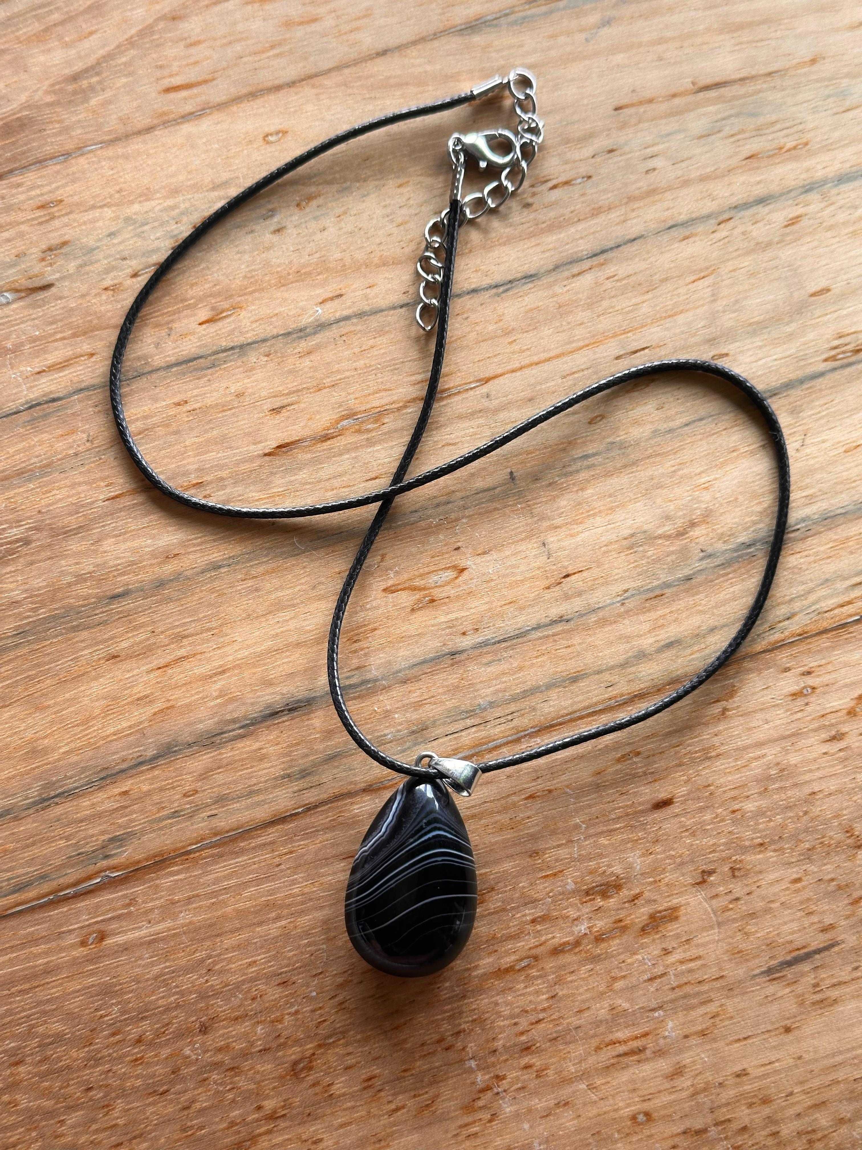 Ágata Negra Banded Cabochon – A Beleza das Camadas, a Força Interior