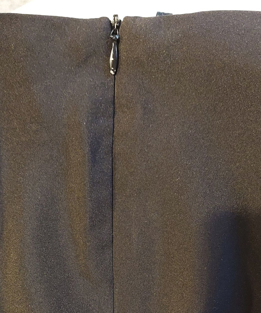 Czarna spódnica trapezowa z podszewką s-36