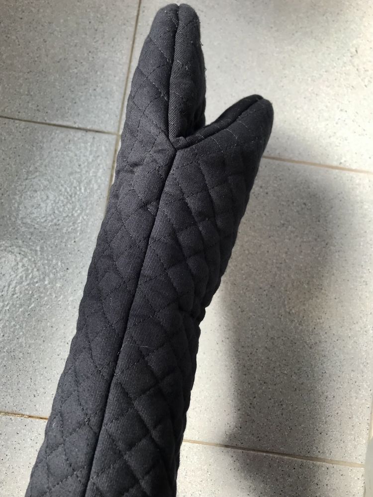 Luva de forno preta