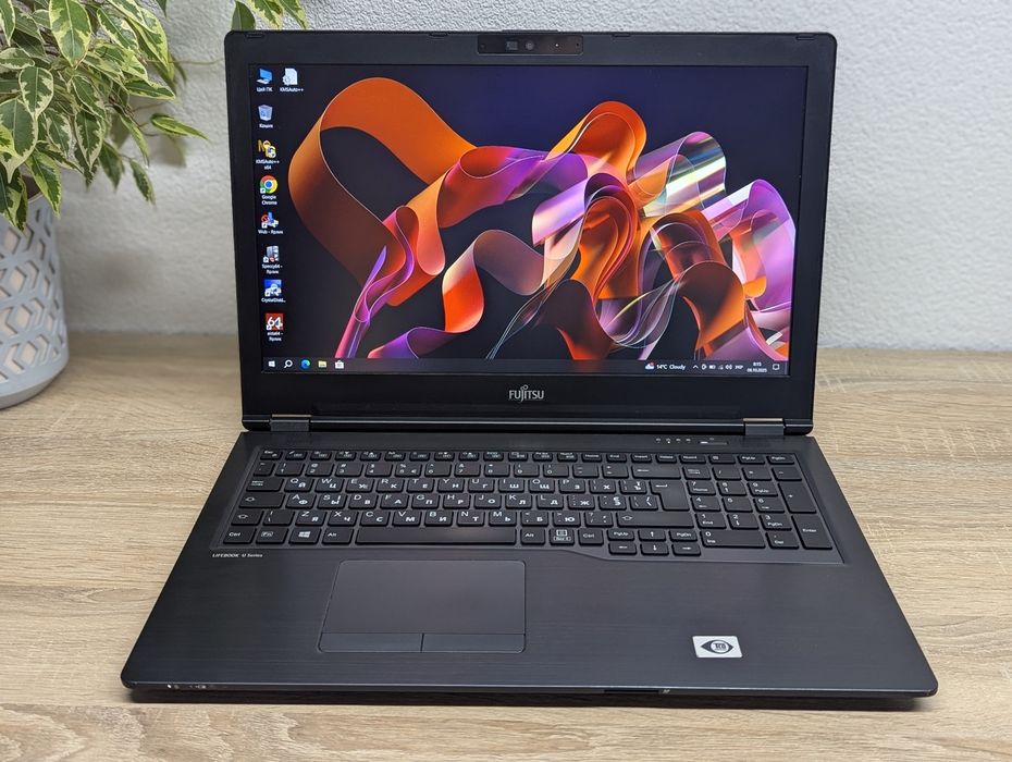Продам стильний , потужний , 4х ядерний ноутбук Fujitsu LifeBook U7510