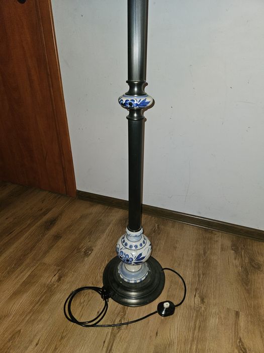 Zdobiona lampa stojąca