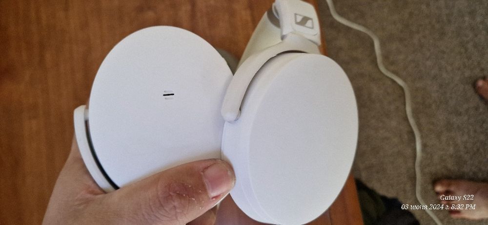 Наушники  Хорошие JBL качественные мощные беспроводные наушники .