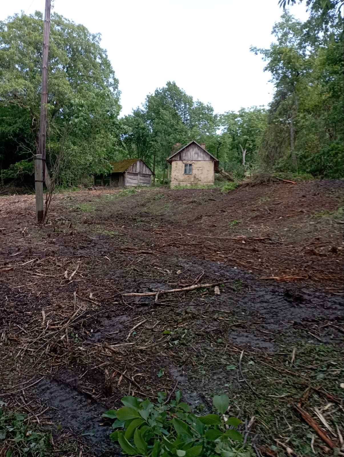 Надайемо послугу демонтаж старих хатів стодолів.