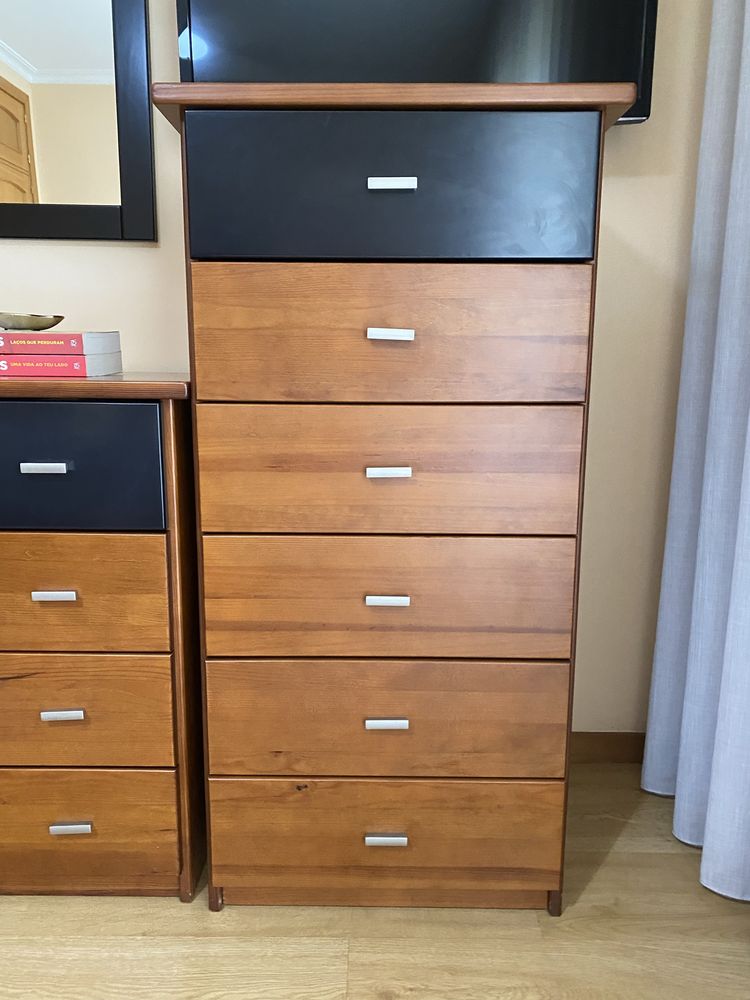 Móveis de quarto em bom estado.