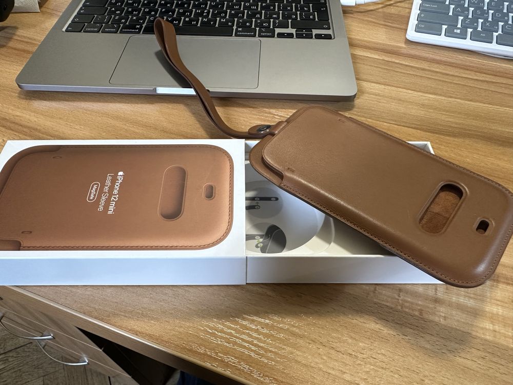 Apple Leather Sleeve (iPhone 12 mini)