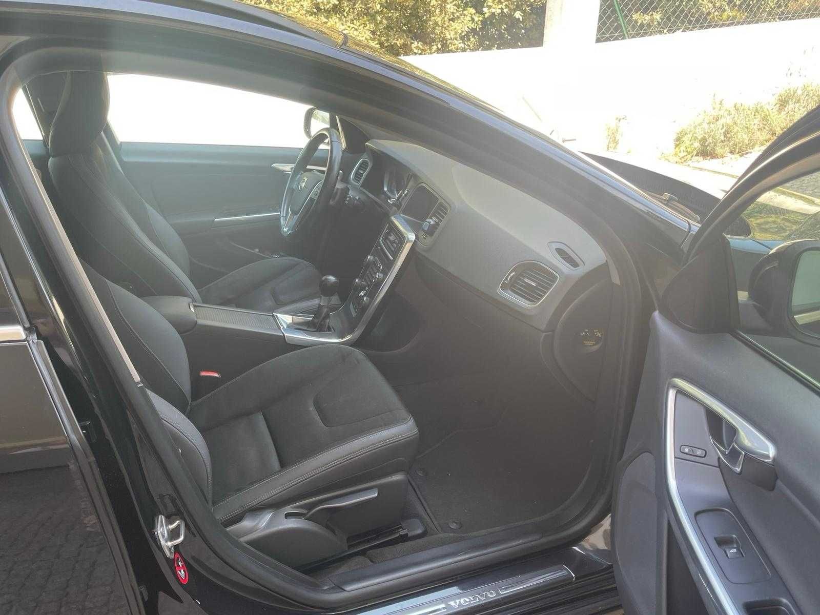 Volvo V60 Preto Safira de 2013 - Muito Bom estado
