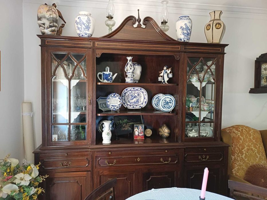 Mobília de sala de jantar estilo colonial