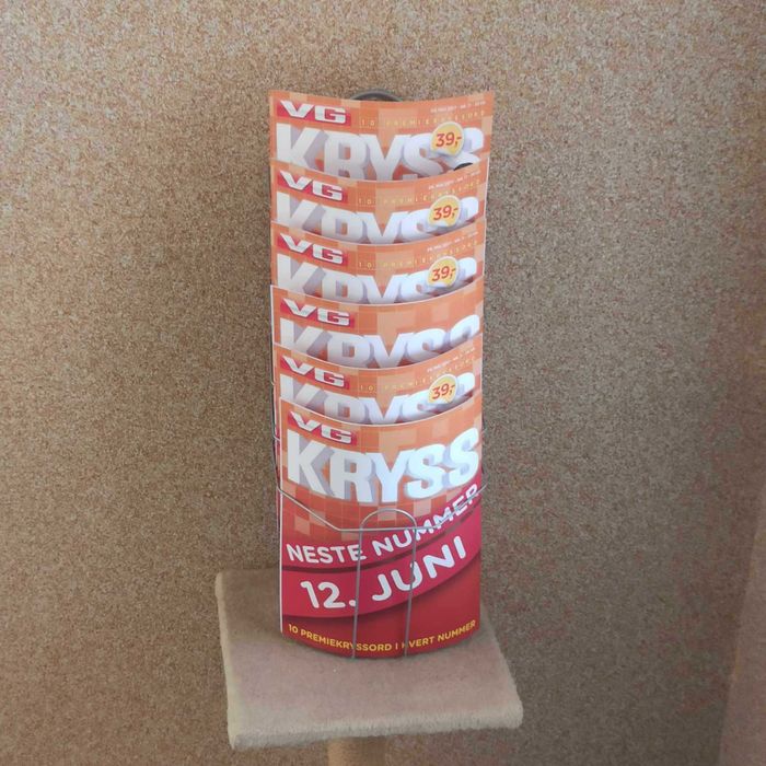 Wieszak na ulotki gazety broszury z drutu w kolorze srebrnym