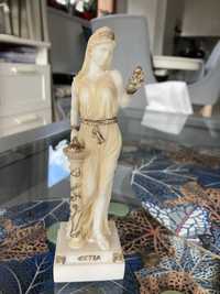 Figurka kobiety wykonana z alabastru