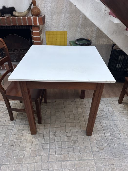 Diversas Mesas e bancos