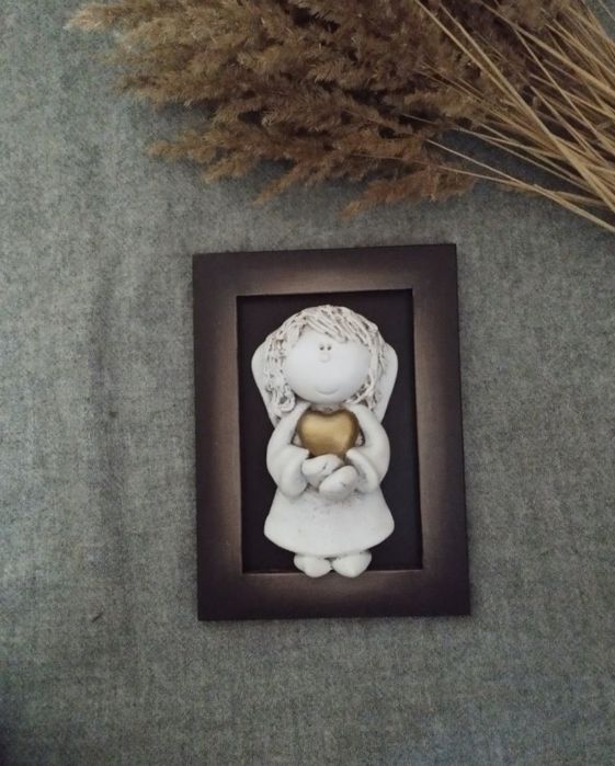 Obraz w drewnianej ramce figurka 3D Anioł Stróż ze złotym sercem ozdob