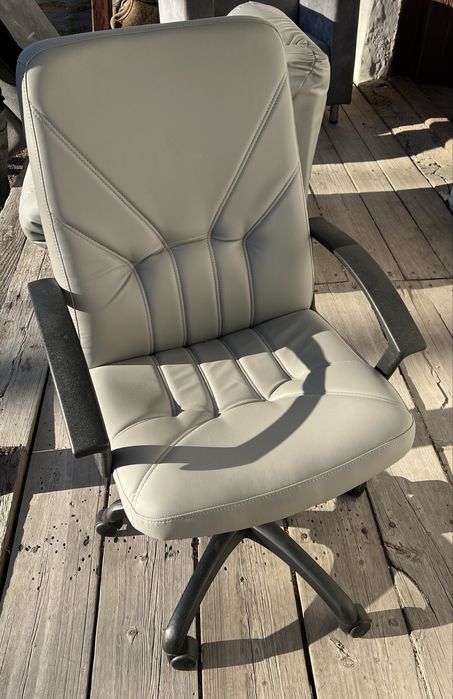 Офісні крісла  з шкірозамінника ( 14 штук)