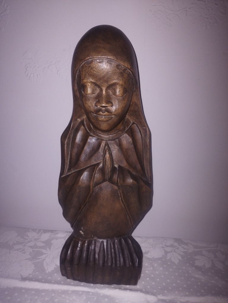 Postać Maryi wykonana z drewna