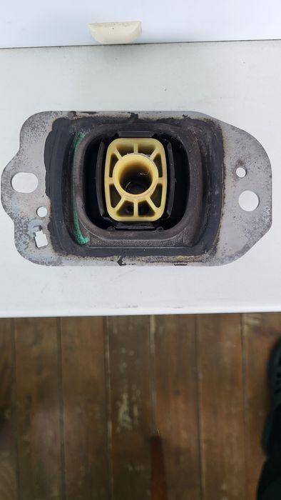 Продам подушку даигателя  / КПП  1.5 dci  лагуна 3 .