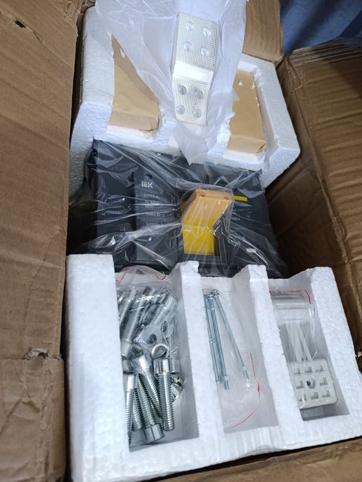 Автоматический выключатель IEK ВА88-43 3Р 1000А 50кА рубильник