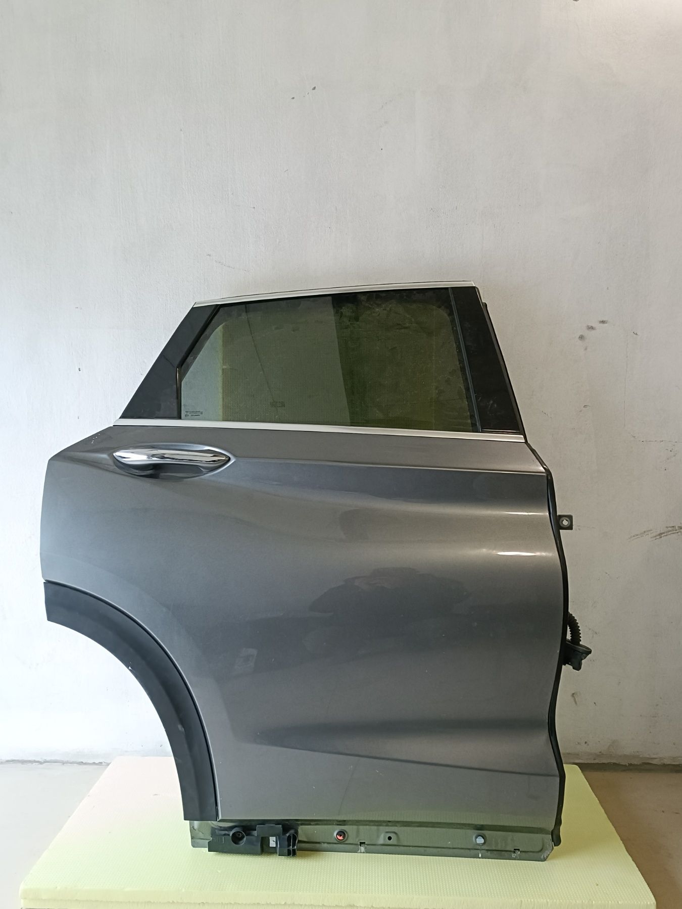 Продам двері праві і ліві задні на Інфініті QX 50