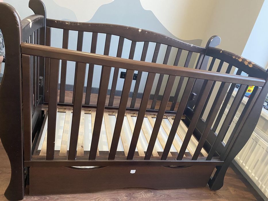 Детская кроватка с маятником