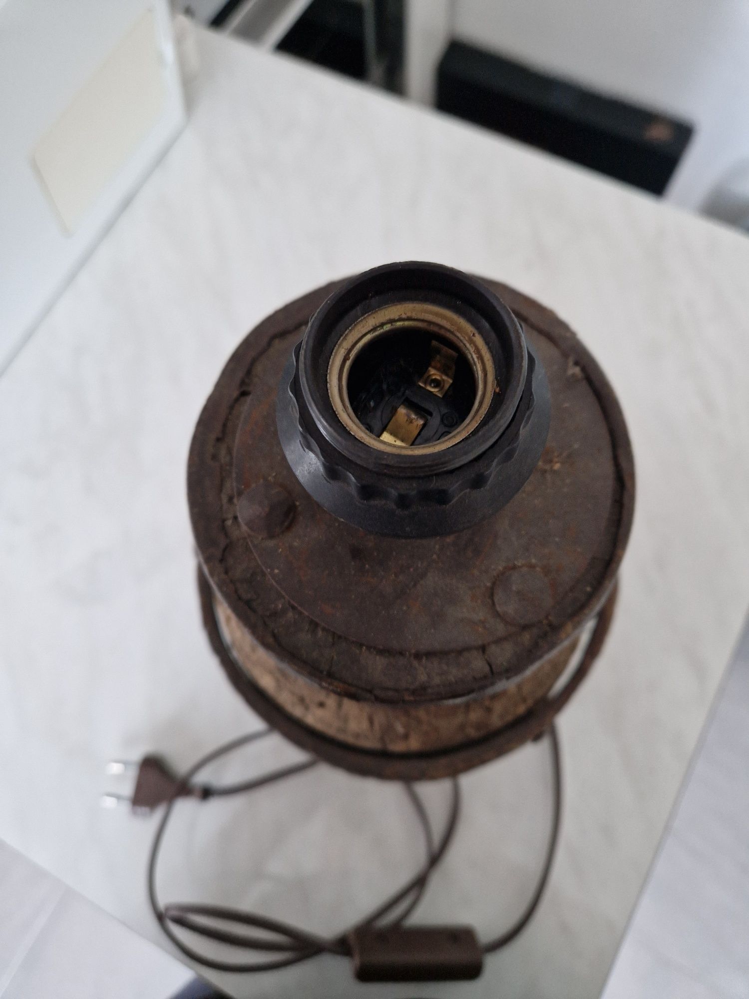 Drewniana lampa z abażurem, retro