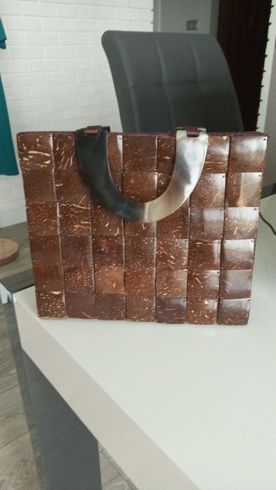 Oryginalna torebka wizytowa wykończona naturalnym kokosem