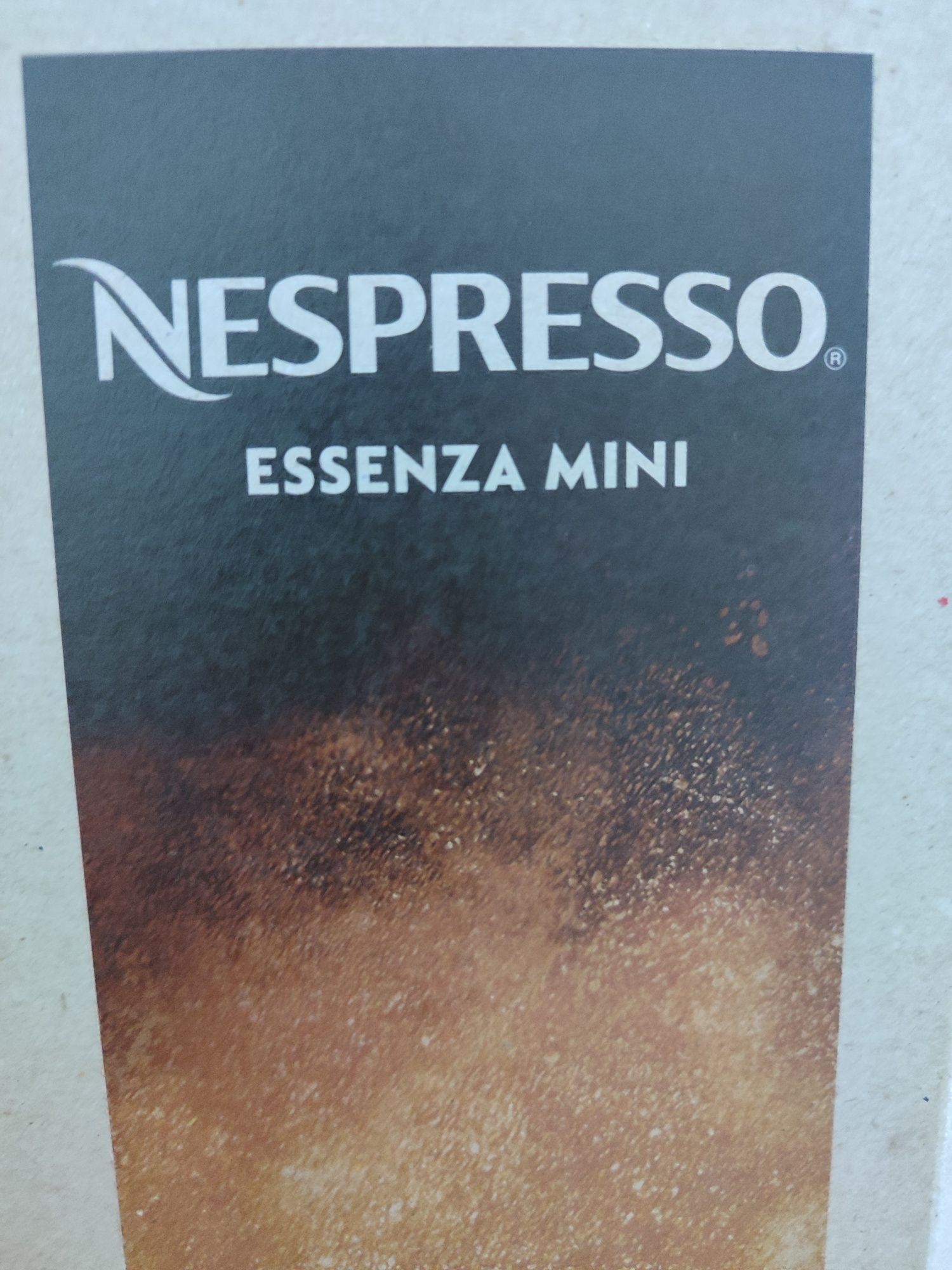 Máquina de café Nespresso Essenza Mini nova