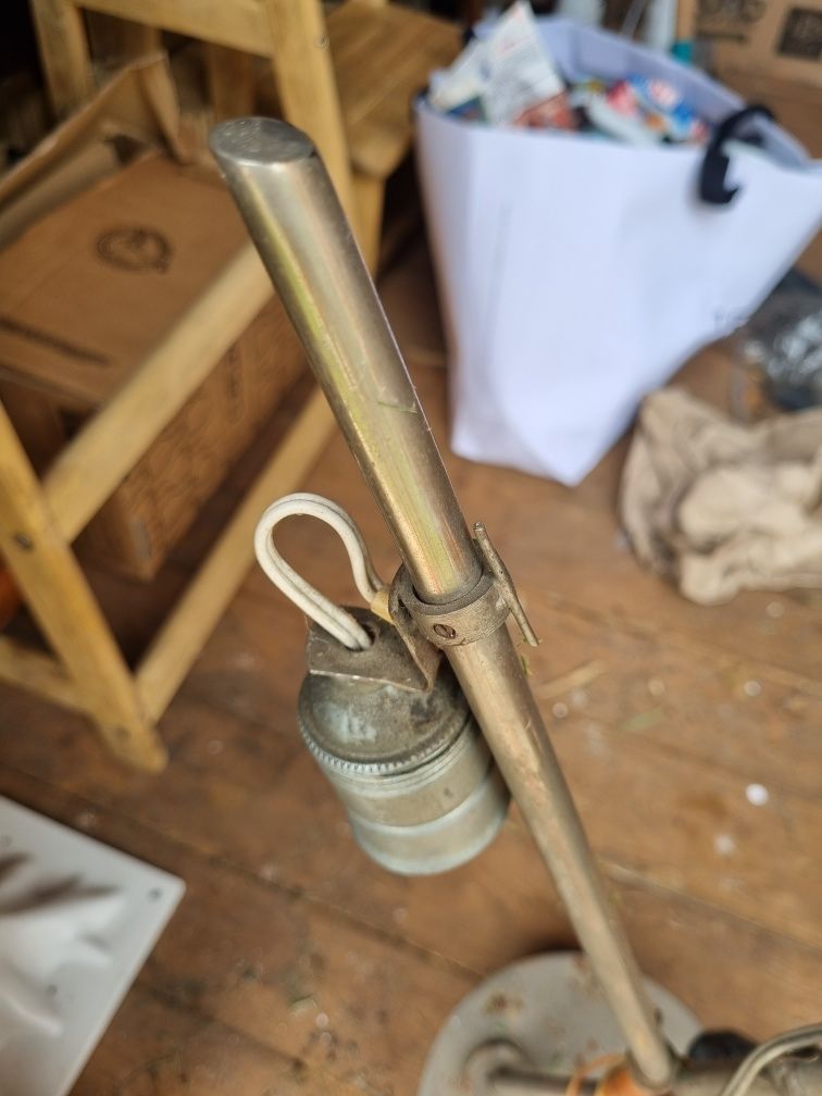 Lampa PRL podstawa oswietlenie