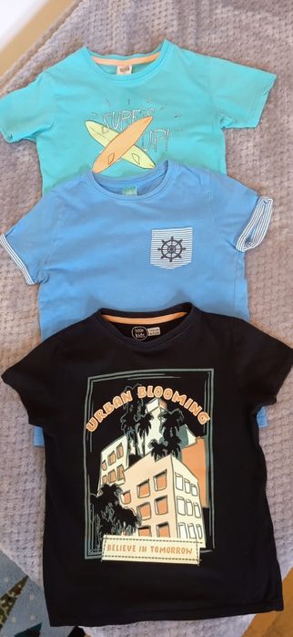 Trzy bluzy chłopięce 122 oraz 3 koszulki