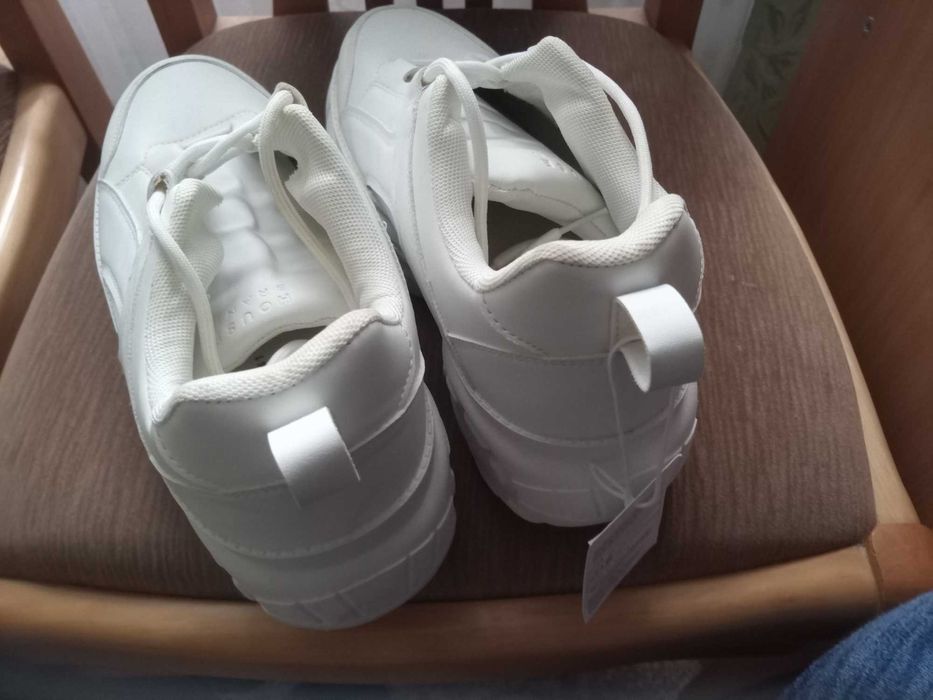 Продам жіночі кросівки