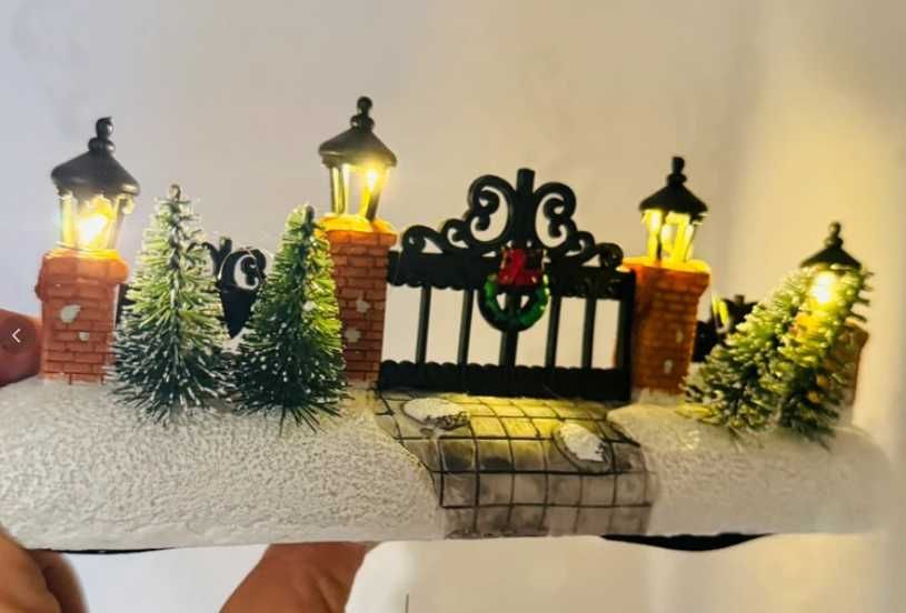 Brama ogrodzenia Magic Village z oświetleniem do wioski magic village