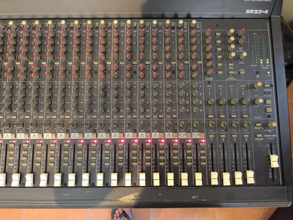 Mesa mistura Mackie 32 canais SR32.4