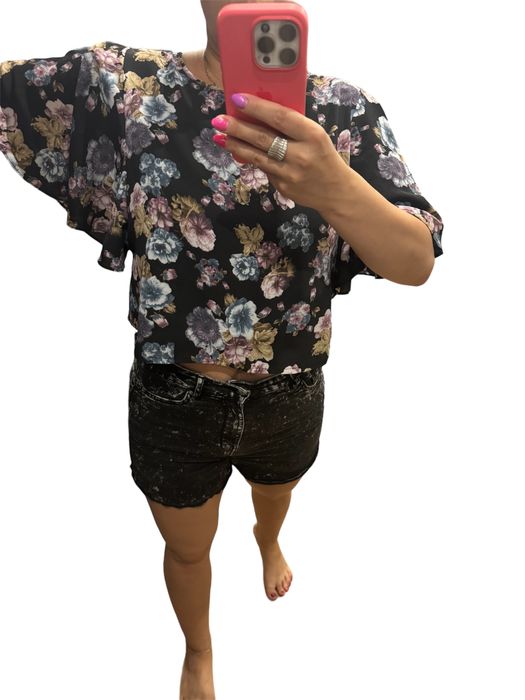 Krotka bluzka z szerokimi rekawami