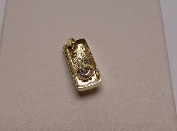 Złota prostokątna zawieszka z diamentem brylant 0,13 ct.