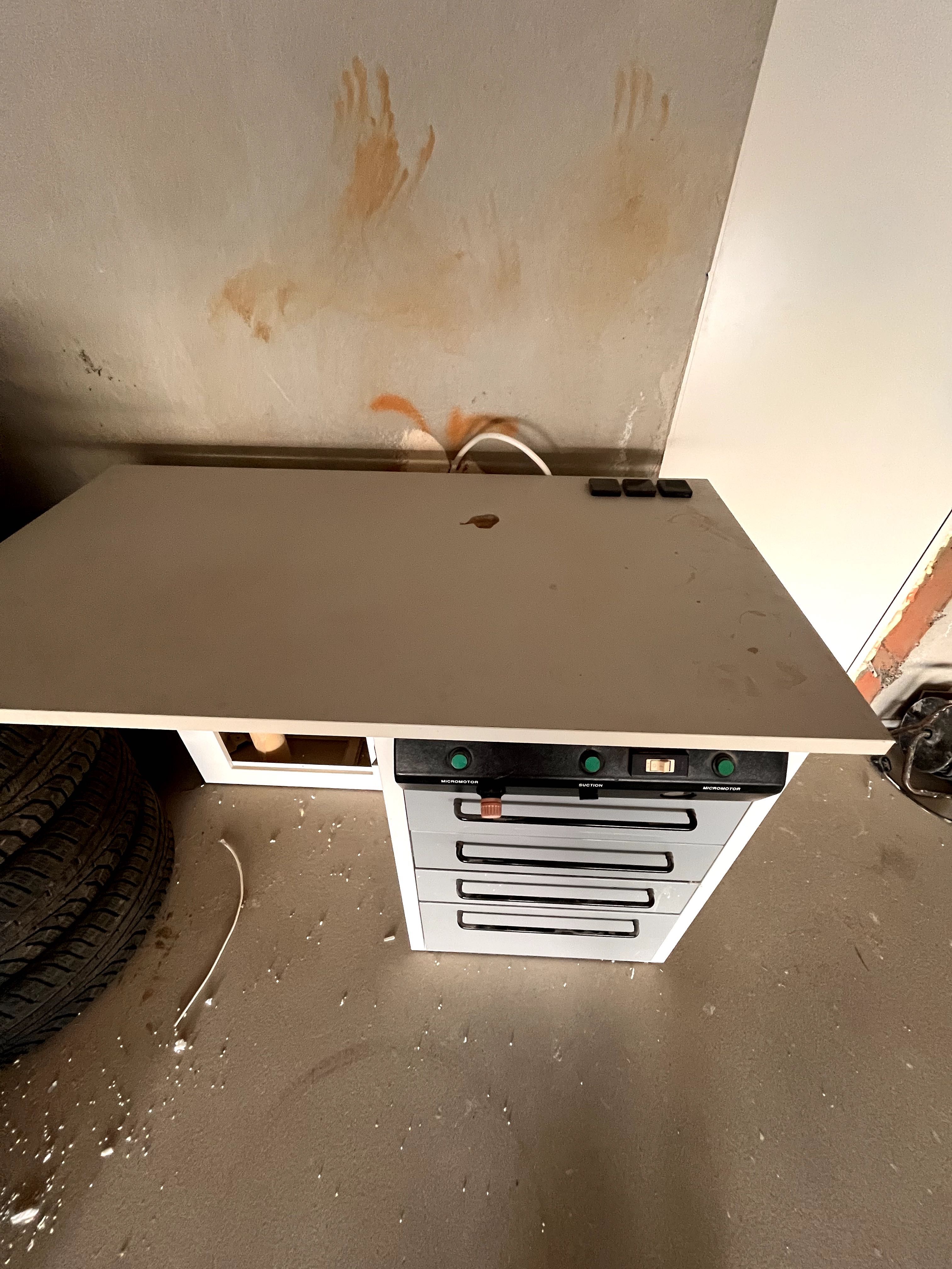 Biurko protetyczne metalowe z instalacja