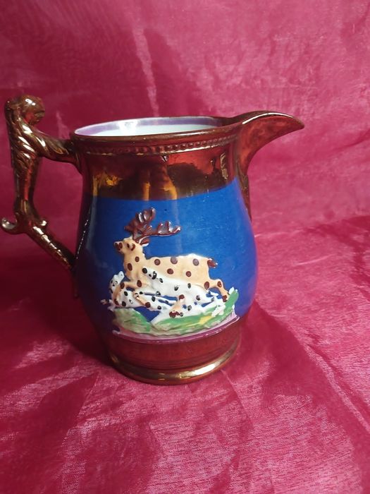 Miedziany dzban z lwen kryty politurą