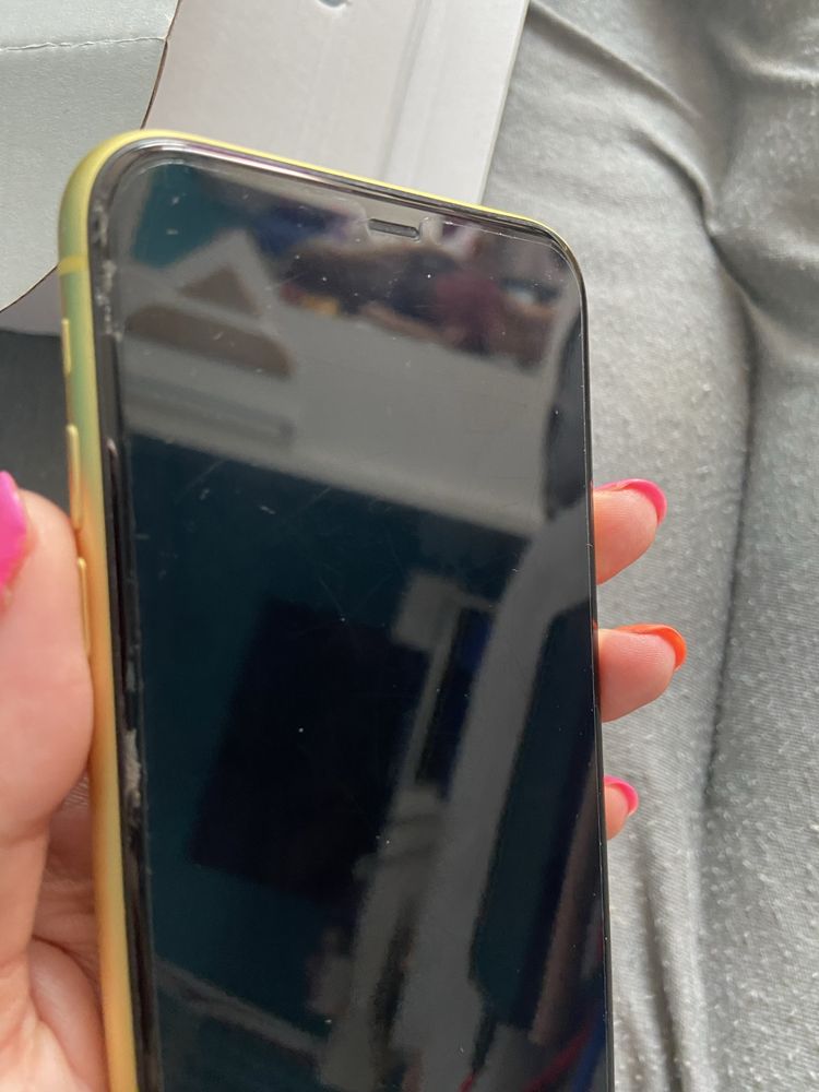Telefon Iphone 11 żółty