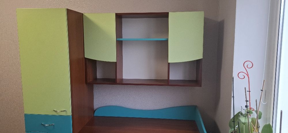 Набір меблів у дитячу кімнату + ліжко + матрац + комод + дзеркало.