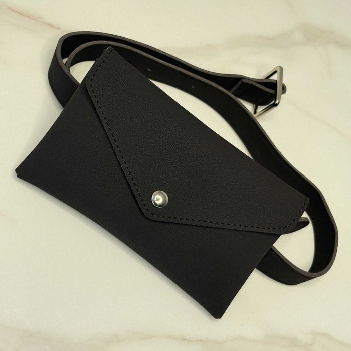 Сумка на пояс чорного кольору, поясна сумка