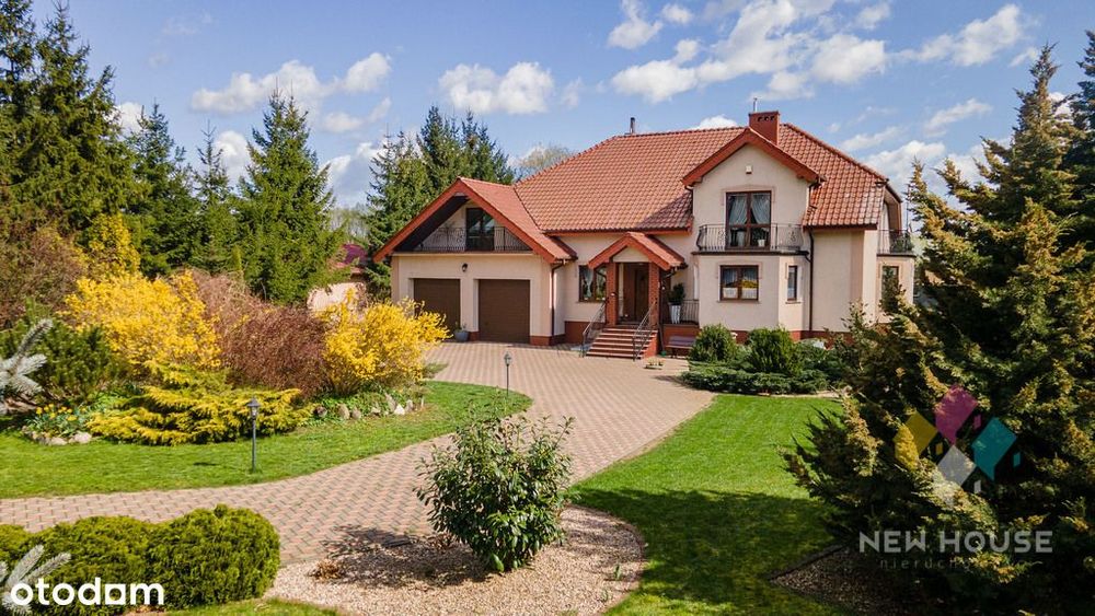 Przestronny dom z garażami, tarasem, staw, ogród