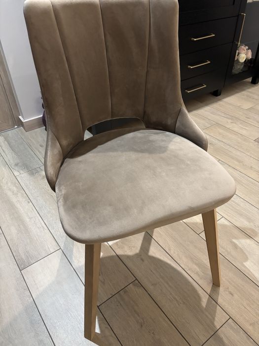 Narożnik w kolorze beżowym z 4 krzeslami w komplecie