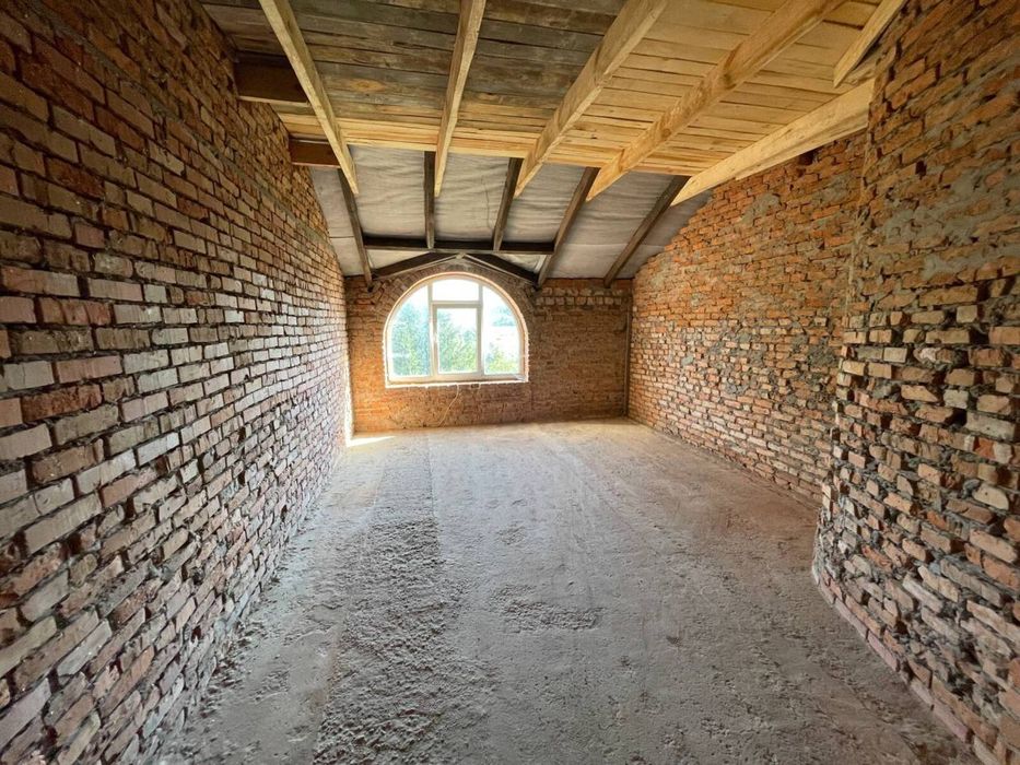 Продаж великого будинку у передмісті Тернополя