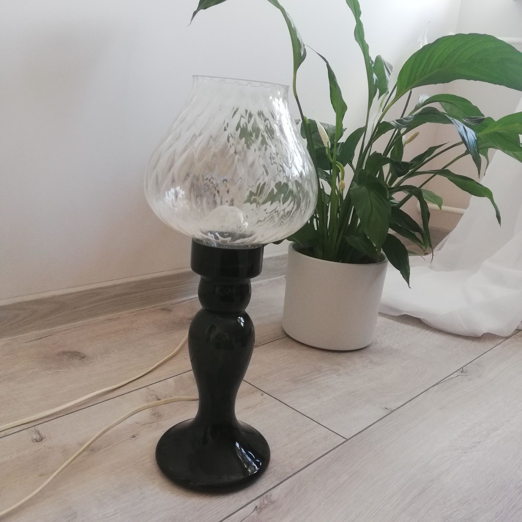 Szklana lampa stojąca