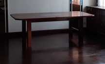 Mesa de jantar de madeira retangular