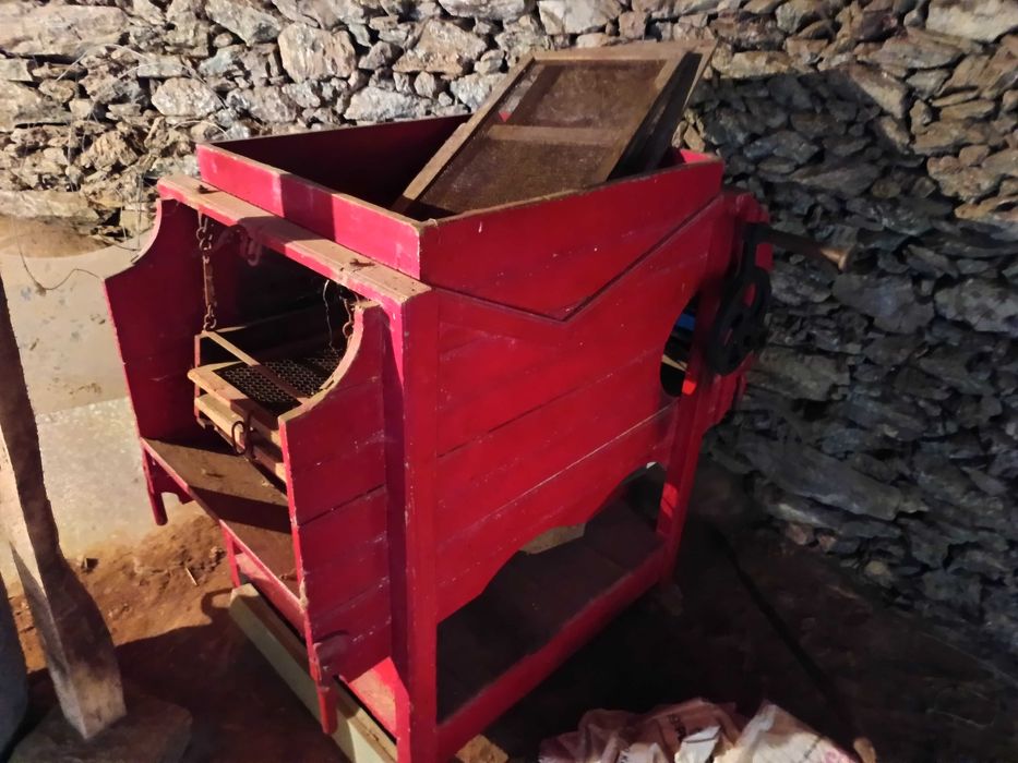 Limpadora de milho manual em madeira antiga