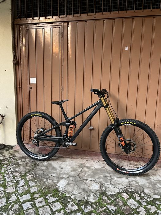 Bicicleta Downhill Raaw Yalla V1 2025