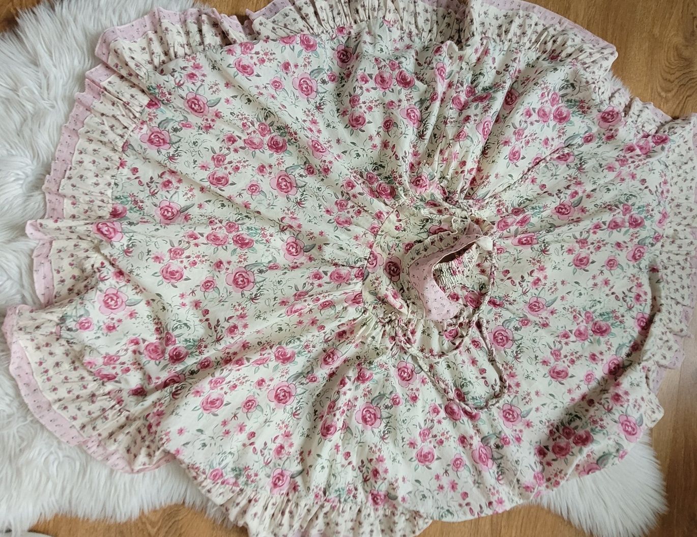 kolorowa sukienka na lato na ramiączkach w rozmiarze 116 cm.