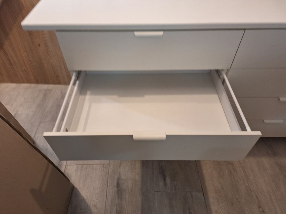 duża komoda z przedłużonym blatem