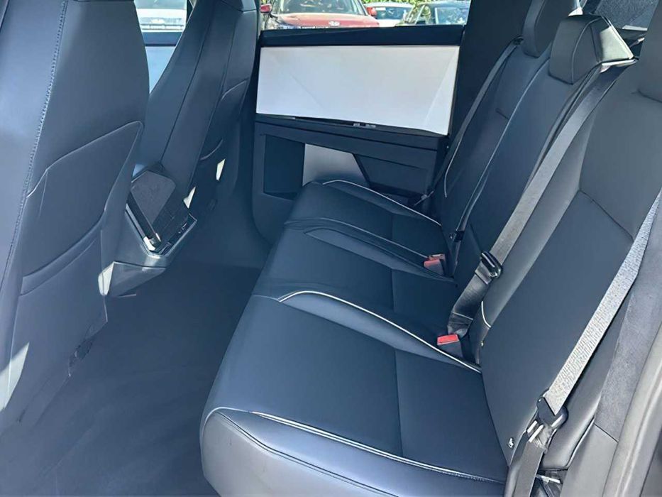 Tesla Cybertruck Crew Cab      2024